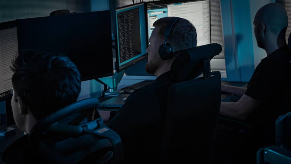 Skydda din verksamhet från cyberattacker. Att ta hjälp av konsulter som bevakar dina system 24/7 gör att du som bolag är säker på att ni har ett fullt skydd.